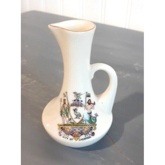 Crest of City of Liverpool Miniature Handle Urn Arcadian China - Picture 1 of 6